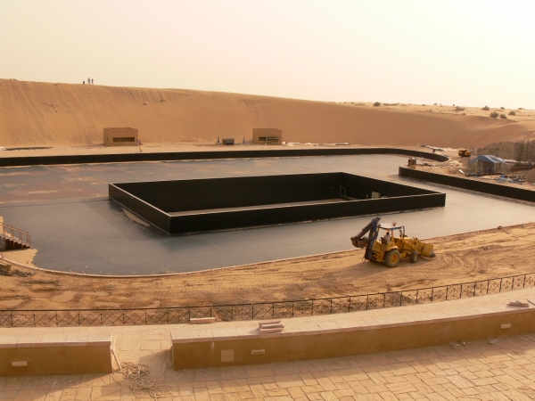 Une scene hydrolique a 3 niveaux entouree d'un lac au milieu du desert